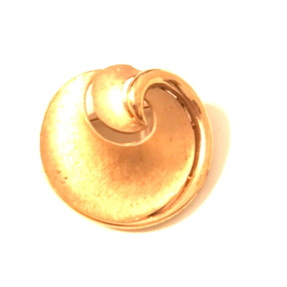 Trifari Jewelry - Trifari Vintage Gold Brooch